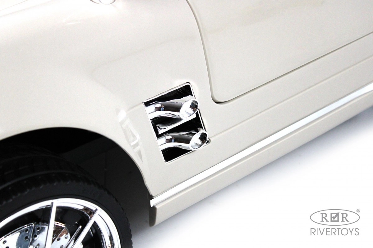 Детский электромобиль RiverToys C555MC белый assabiv5pf4i1v7b8mgvojmphb7d4cp2