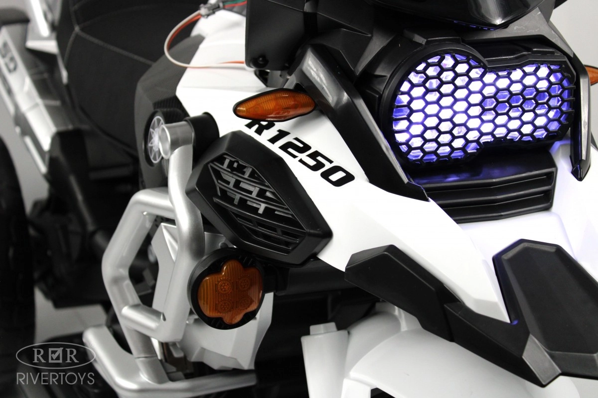 Детский электромотоцикл RiverToys М111БХ белый k0z3eymvi3uaycluka9vv9552eta1hdd