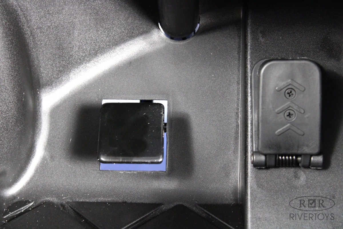 Детский электромобиль RiverToys AUDI R8 M333MM серый cmglv3taxezc5jrocm3nw9m61mmvwbd9