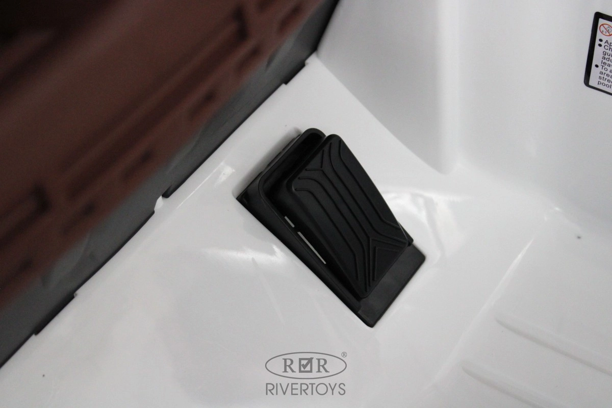 Детский электромобиль RiverToys K111PX белый 3qq3iq5b882ddvv353tjn5f690omtkv2