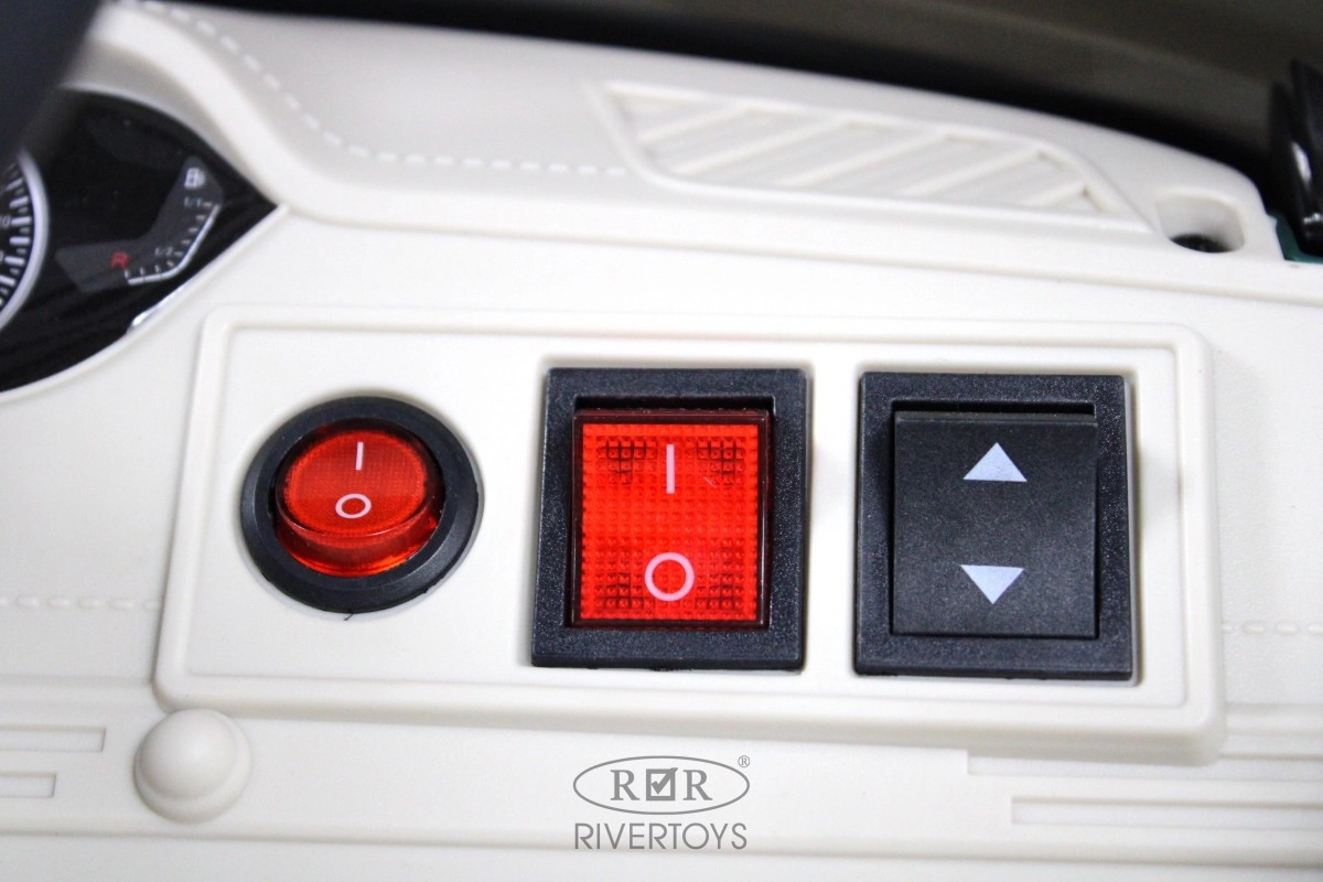 Детский электромобиль RiverToys C555MC белый 302ozx53hp3a9lhn2itm862sttmvlv69