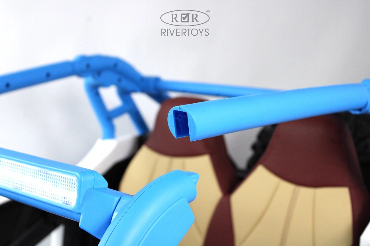 Детский электромобиль RiverToys E001EE бело-синий k465t321m5hmp6k1balsn27xwm53b73v