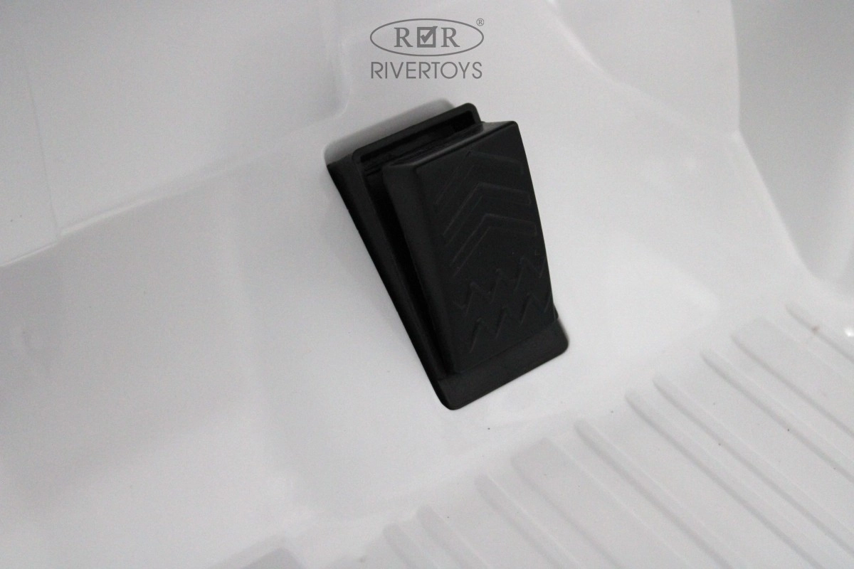 Детский электромобиль RiverToys Toyota Tundra G444GG белый vsp86uwinbn26hnfeop2q4j5ys9perja