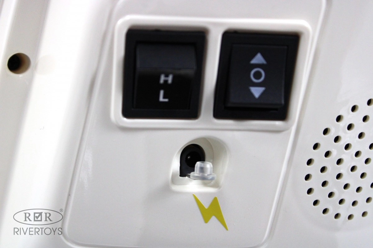 Детский электромотоцикл RiverToys Z555ZZ бежевый o2wvjtgkocxjpg3wwnskf95byvdhyr0s