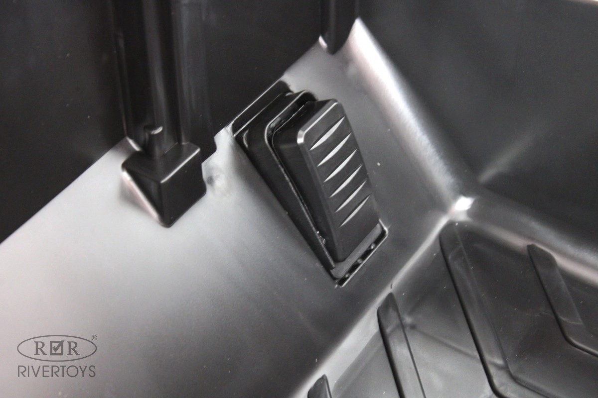 Детский электромобиль RiverToys L888LL красный pb3h213d11wyrfedsmb8gypex82ufyj7